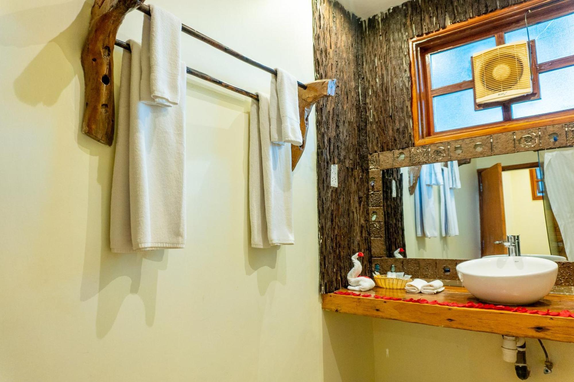 Weru Weru River Lodge Moshi Esterno foto