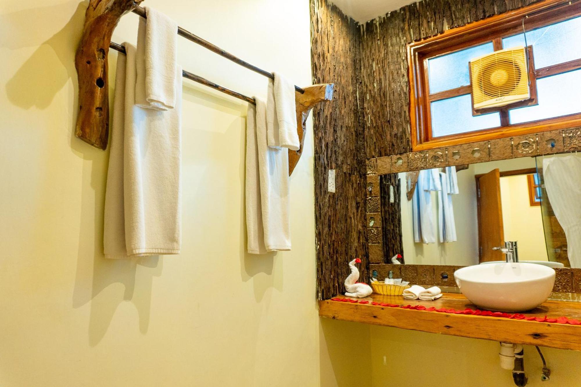 Weru Weru River Lodge Moshi Esterno foto